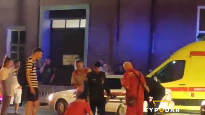 В центре Краснодара парень на электросамокате выехал на красный свет и попал в больницу