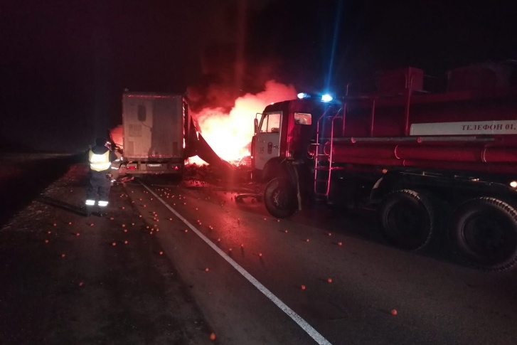 После столкновения оба грузовика загорелись