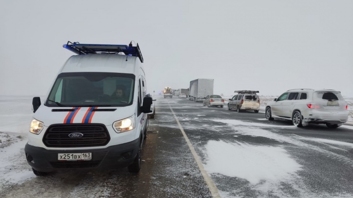 В Самарской области из-за снежных заносов перекрыли движение на части трассы М-5