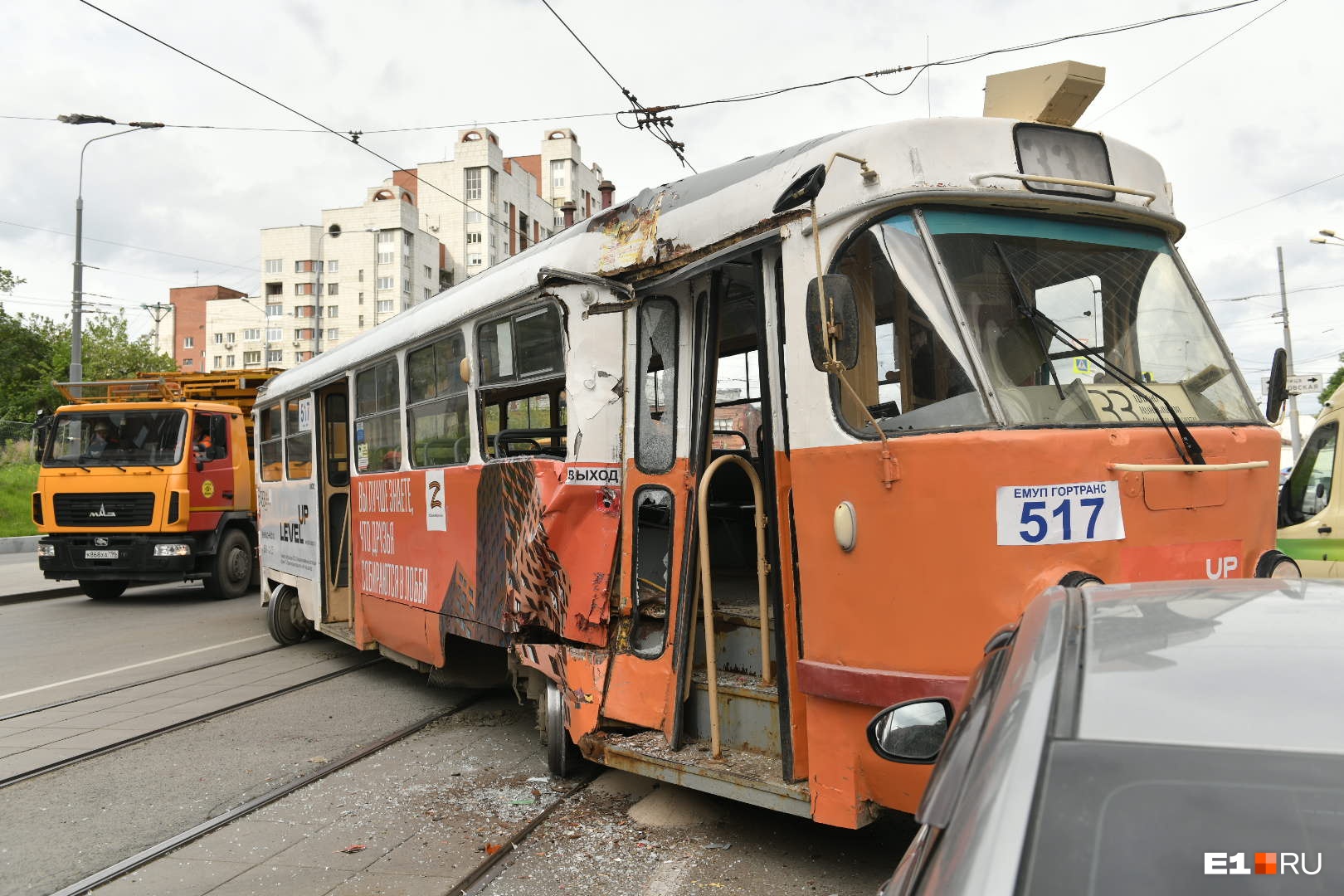 За секунду до аварии: появилось видео момента, когда трамвай сошел с рельсов в центре Екатеринбурга