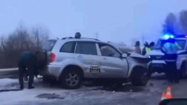 В Красноярском крае водитель Toyota погиб от лобового столкновения с грузовиком
