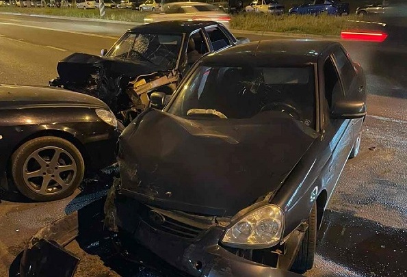 Каша из машин: в Автозаводском районе Тольятти на Дзержинского столкнулись сразу три автомобиля