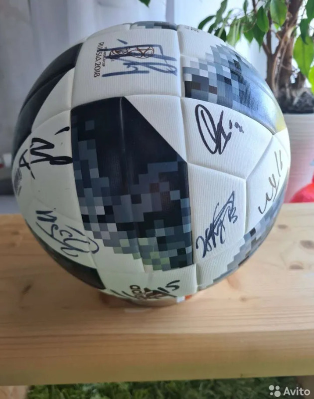 Мяч с подписями российских футболистов