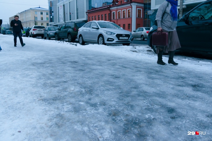 Некоторые улицы Архангельска зимой напоминают полосу препятствий