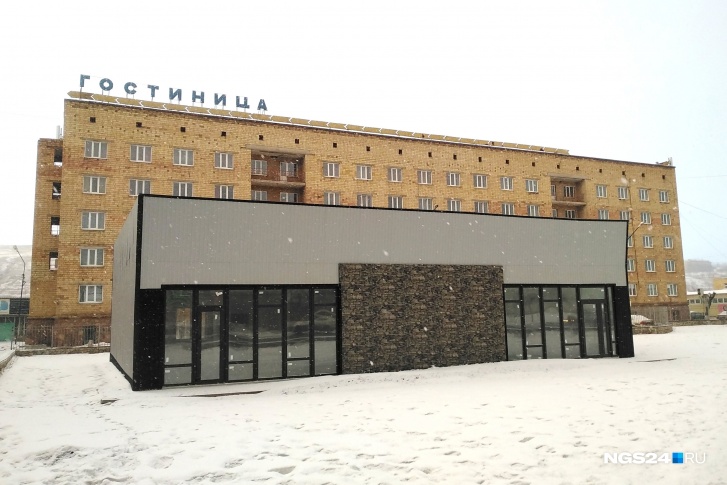 Раньше тут была парковка, сейчас закрытый павильон Раньше тут была парковка, сейчас закрытый павильон