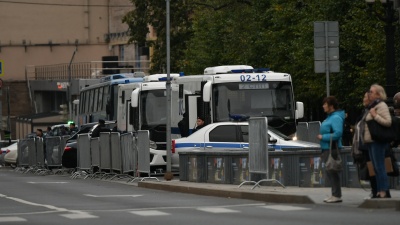 В центре Москвы появились ограждения и автозаки