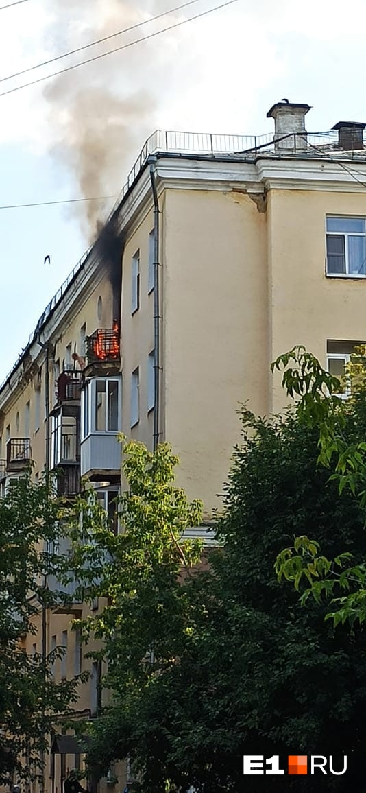 В Екатеринбурге полыхает квартира в пятиэтажке. Рассказываем, что известно о пожаре