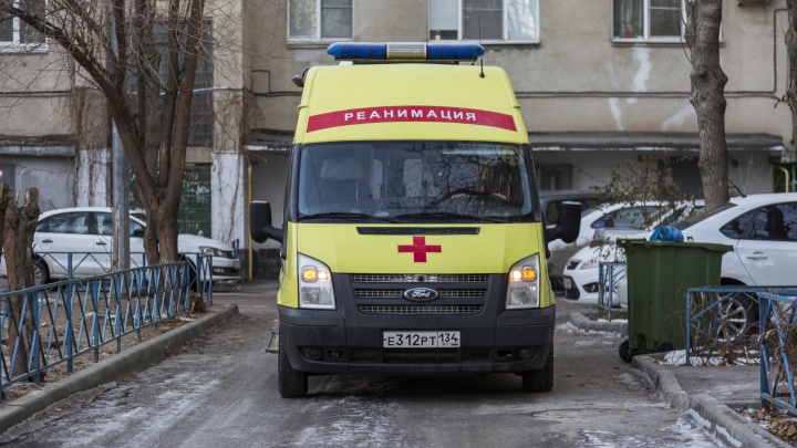 Из них почти 400 — в больнице: в Волгограде около тысячи человек за сутки обратились за помощью к врачам скорой