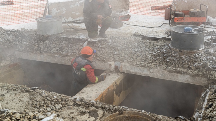 «Живем как в долине пирамид — постоянные раскопки»: 2 тысячи новосибирцев остались без тепла посреди зимы — 10 фото