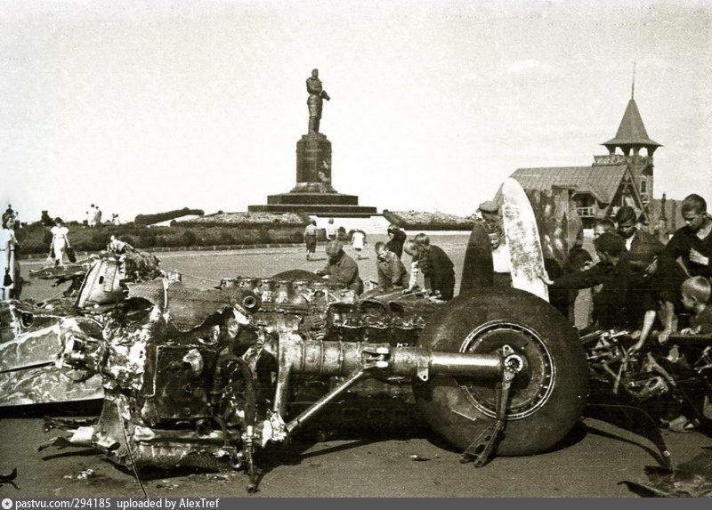 Обломки «Юнкерса» Ju-88, протараненного Петром Шавуриным, выставленные на Советской площади. Горький, август 1942 года