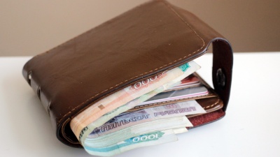Дворник-мигрант нашел тысячу долларов в мусорке на северо-востоке Москвы