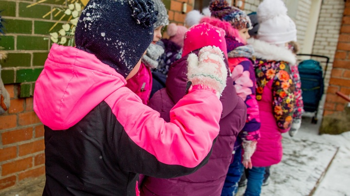 «Девочку закрыли зимой на веранде»: в Ярославле родители обрушились с критикой на новый детский сад