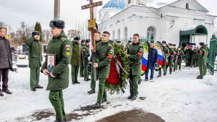 «Последний раз звонил 24 февраля»: в Ярославле прошли похороны десантника, погибшего на Украине