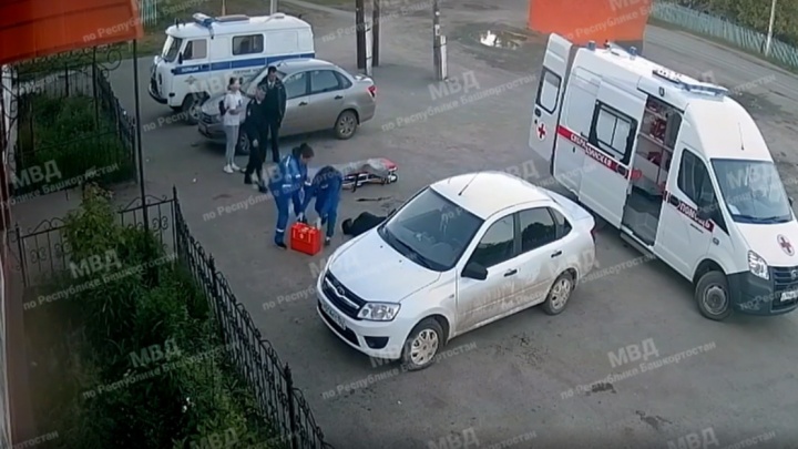 Ревнивец с битой: в Башкирии на видео попал момент избиения продавщицы и ее друга