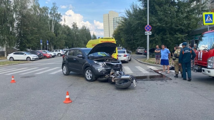 Еще чуть-чуть и оказался бы под колесами: в Екатеринбурге водитель иномарки сбил мотоциклиста