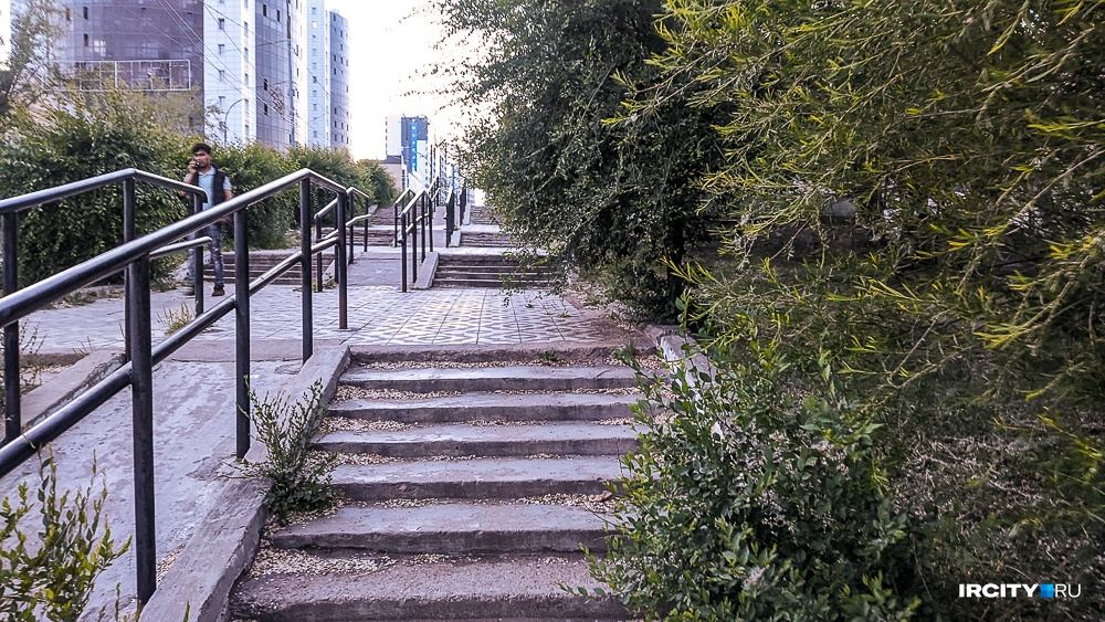 Тротуар на улице Смолина в центре города широкий, но в основном там ходят только по одной половине дорожки: над другой нависают деревья и кустарники Тротуар на улице Смолина в центре города широкий, но в основном там ходят только по одной половине дорожки: над другой нависают деревья и кустарники