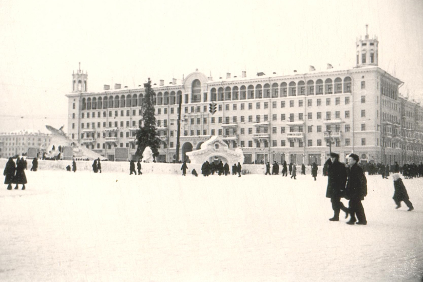 Снимок 1960 года. Площадь Маяковского — одна из главных территорий празднования Нового года прежнего Новокузнецка. В наши дни ее практически не задействуют для мероприятий Снимок 1960 года. Площадь Маяковского — одна из главных территорий празднования Нового года прежнего Новокузнецка. В наши дни ее практически не задействуют для мероприятий