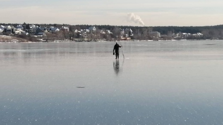В Екатеринбурге отчаянный рыбак вышел на тонкий лед Шарташа