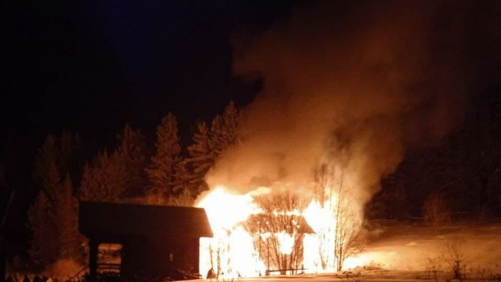 В Челябинской области сгорел дом на турбазе около нацпарка. Пожарных прождали около часа