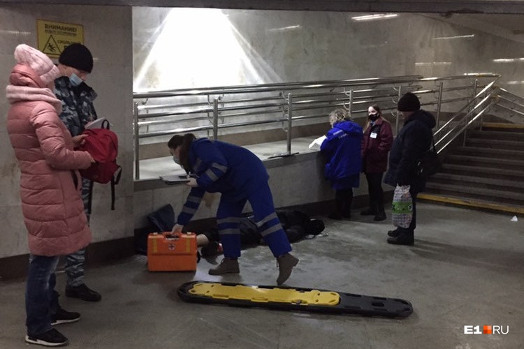 В екатеринбургском метро мужчина потерял сознание и умер. Его пытались спасти прохожие
