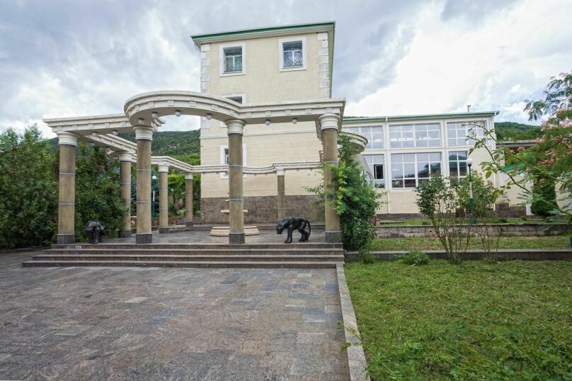 Только банкетный зал в огромном доме в крымских горах способен вместить 100 гостей