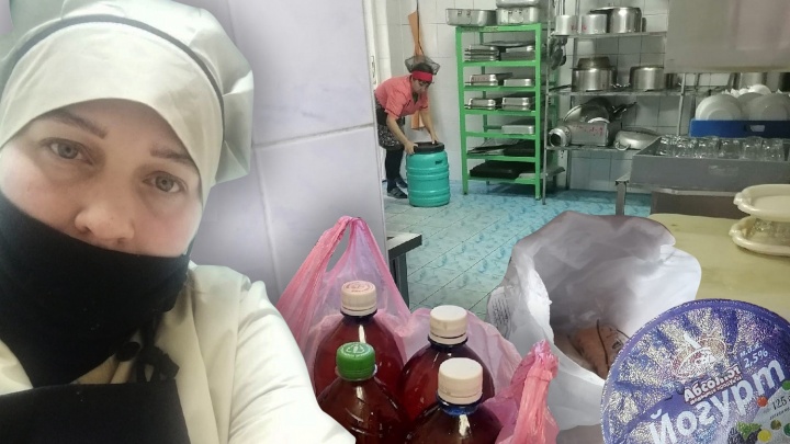 Сотрудница школьной столовой в Тюмени обвинила руководство в воровстве: «Хлеб едят свиньи начальника»