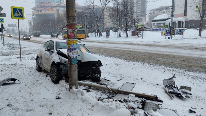 Машина всмятку. В Екатеринбурге иномарка влетела в дорожный знак на заснеженной дороге
