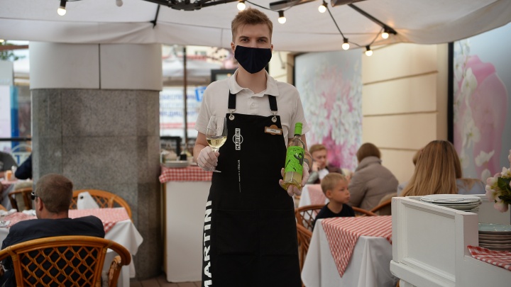 Больше не надо красться с черного хода: свердловский губернатор разрешил ресторанам работать по ночам