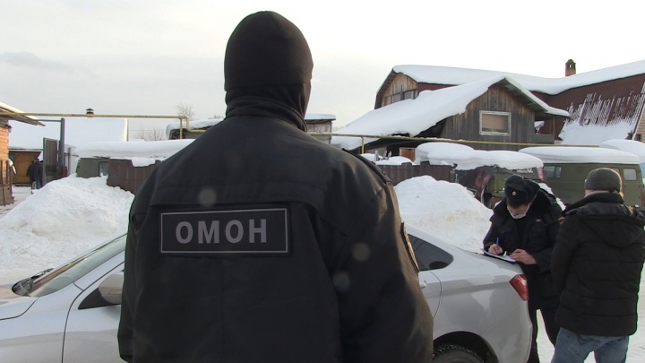 В Екатеринбурге полиция с ОМОНом задержали с поличным серийных угонщиков авто