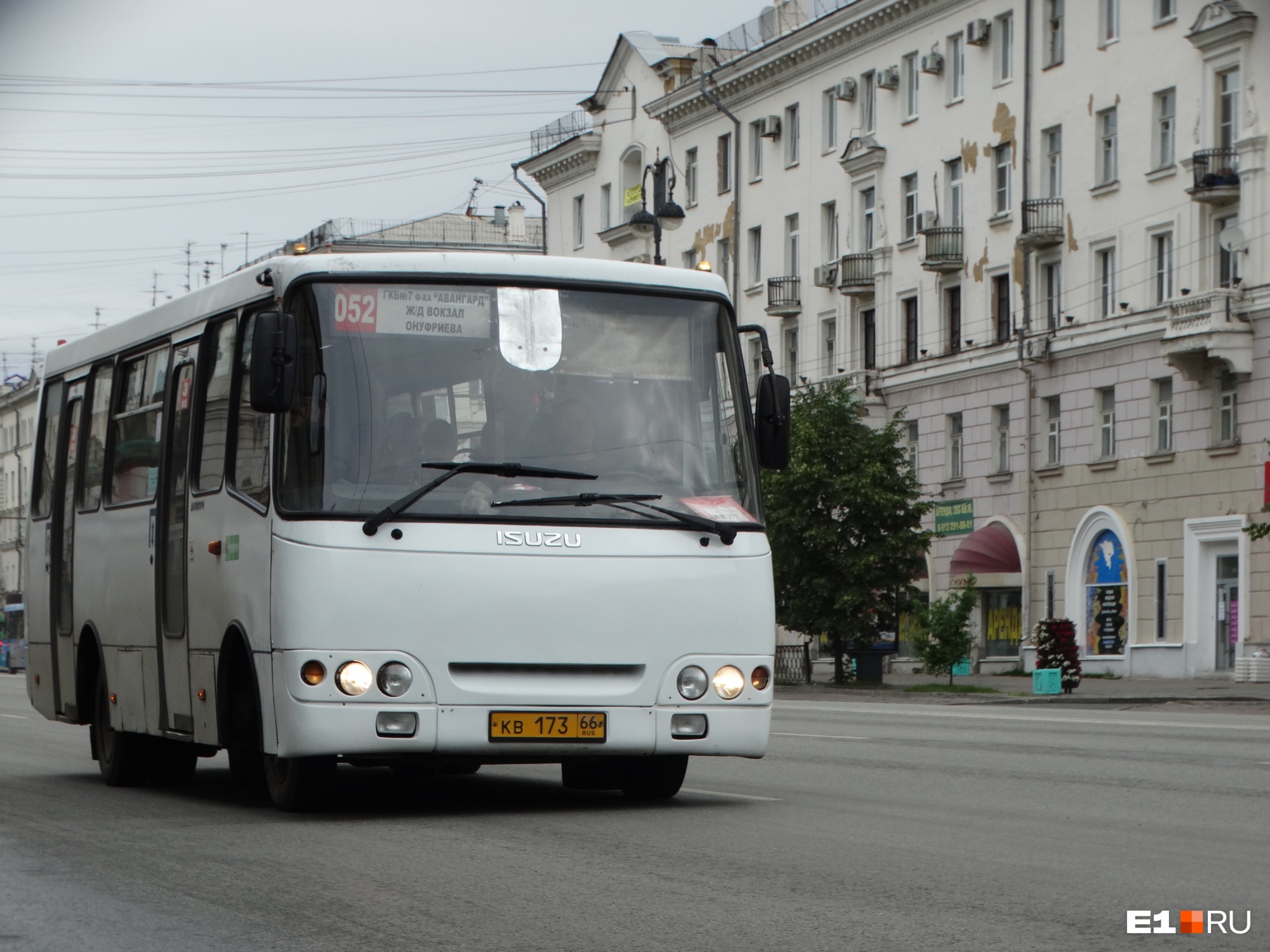 Готовимся к глухим пробкам: в Екатеринбурге перекроют ключевую улицу в Юго-западном районе