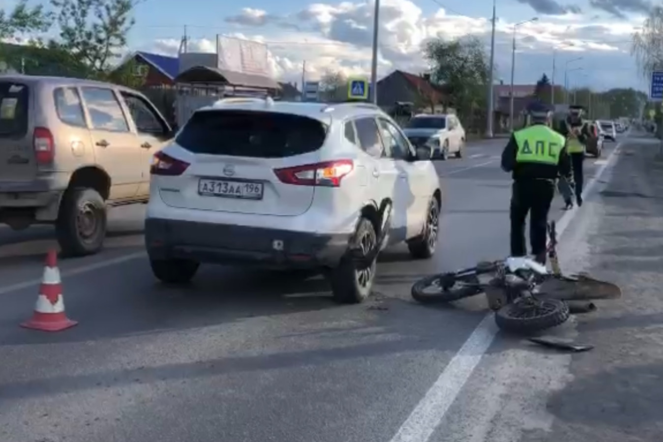 В Екатеринбурге 14-летний байкер врезался в стоявшую на месте машину. Его увезли в больницу
