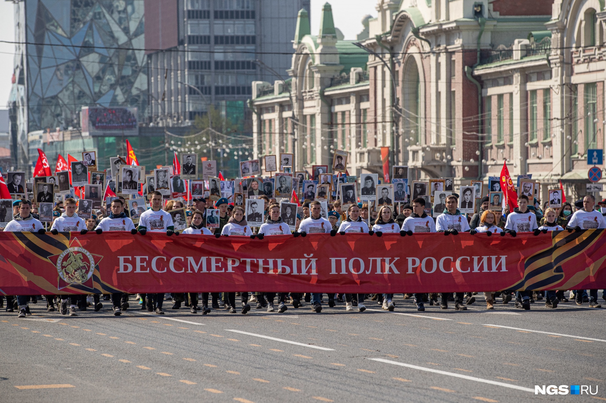 Первый ряд «Бессмертного полка» — участники поискового движения России из Новосибирской области