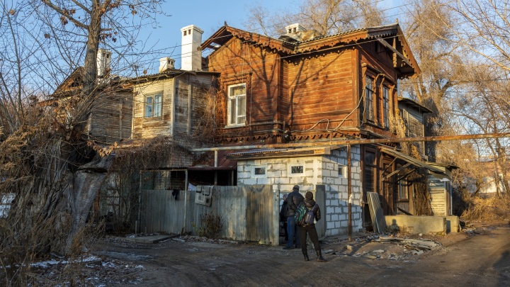 «Рядом земля подруги губернатора»: кому в Волгограде выгоден пожар в деревянном доме-памятнике?