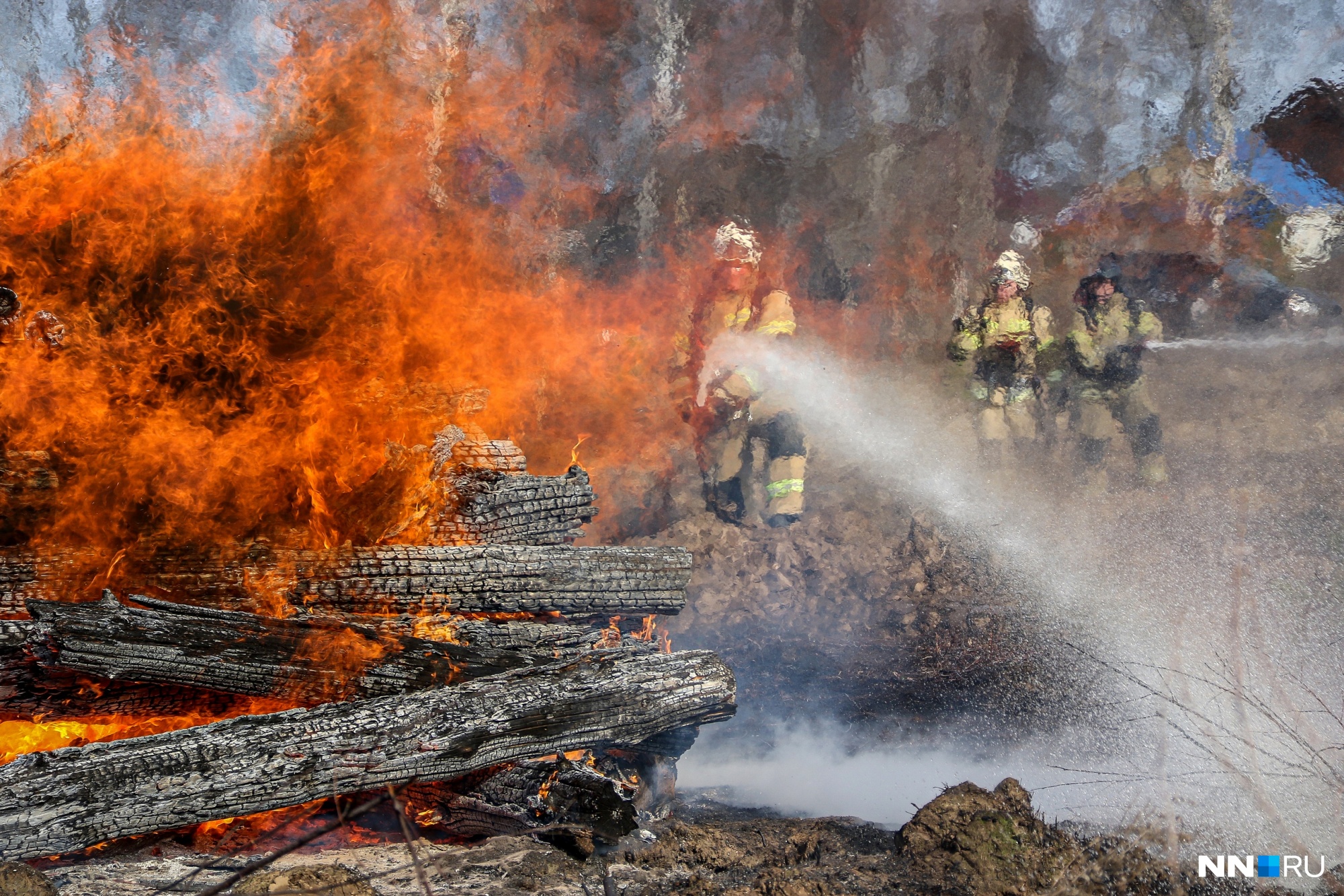 В России разрастаются лесные пожары. В Арзамасском районе за эти выходные сгорело три дома