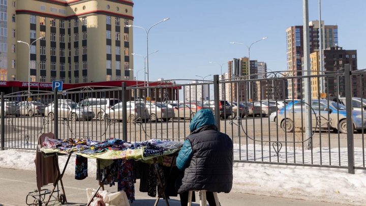 Пестрые халаты на парковке нового ЖК — репортаж об уличной торговле на окраине Тюмени