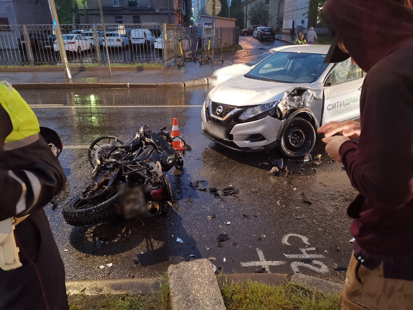 В аварии с мотоциклом на северо-востоке Петербурга пострадал мальчик-подросток
