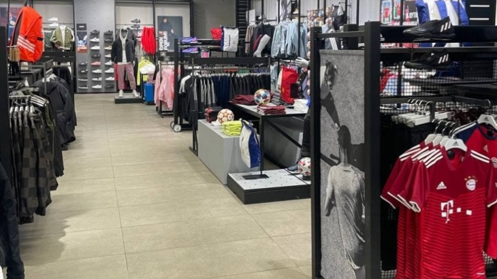 Магазины Adidas 14 марта приостанавливают работу в Красноярске