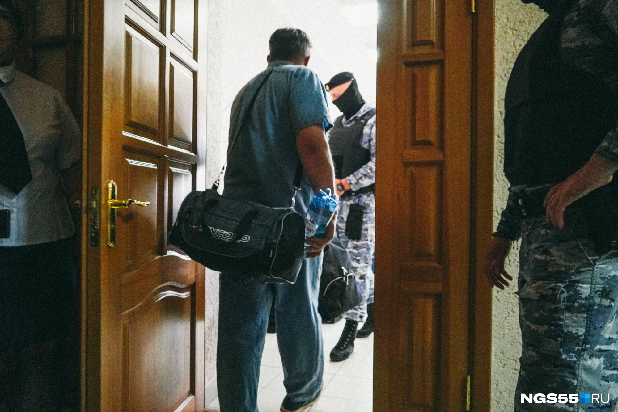 На входе в зал образовалась большая куча сумок На входе в зал образовалась большая куча сумок
