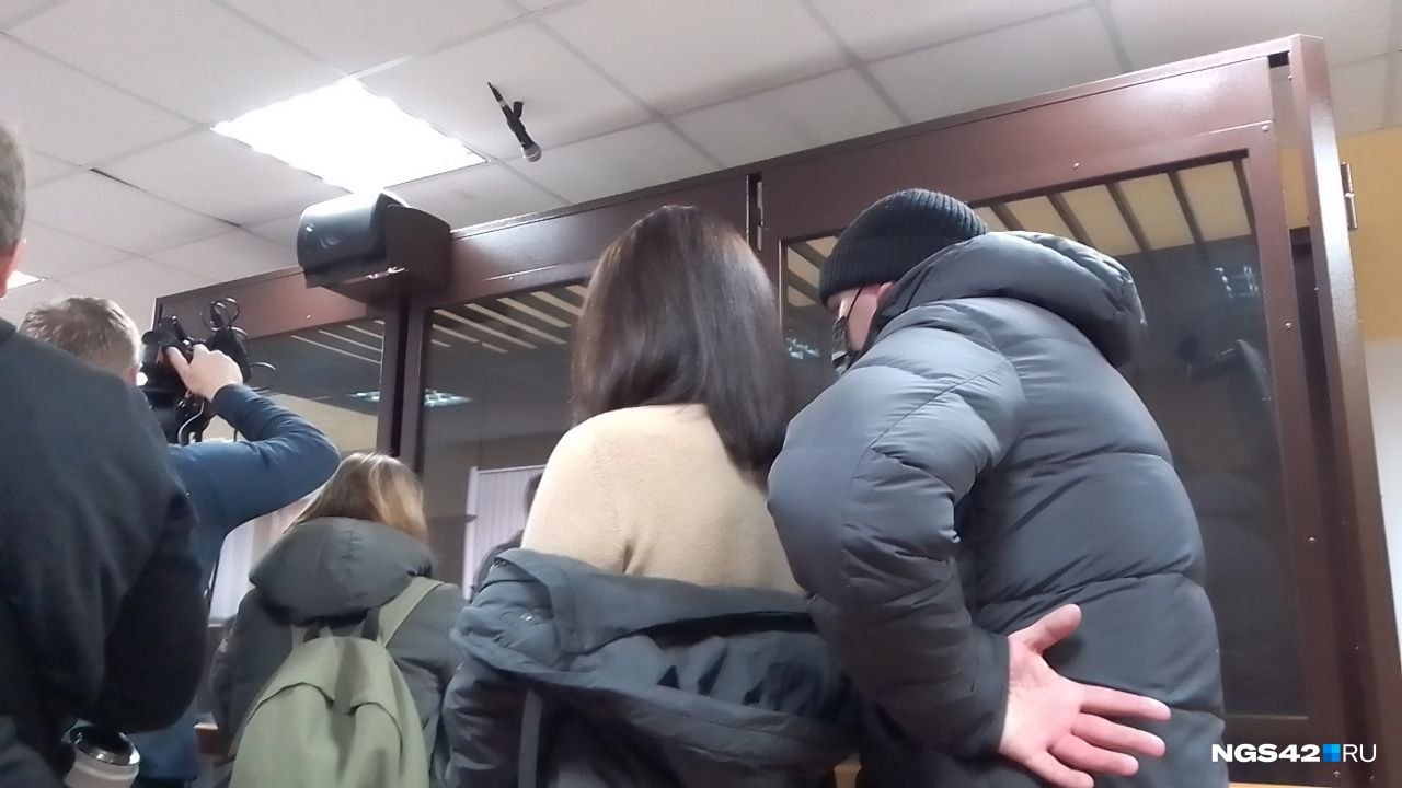 Жена и сын Махракова не общаются с представителями СМИ