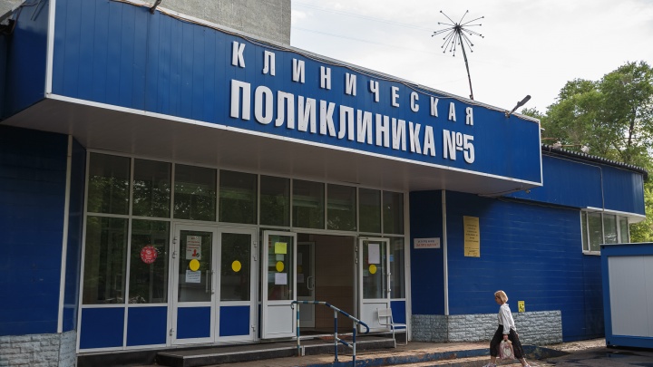 Поликлиники двух городов Кузбасса начали работать усиленно из-за COVID-19