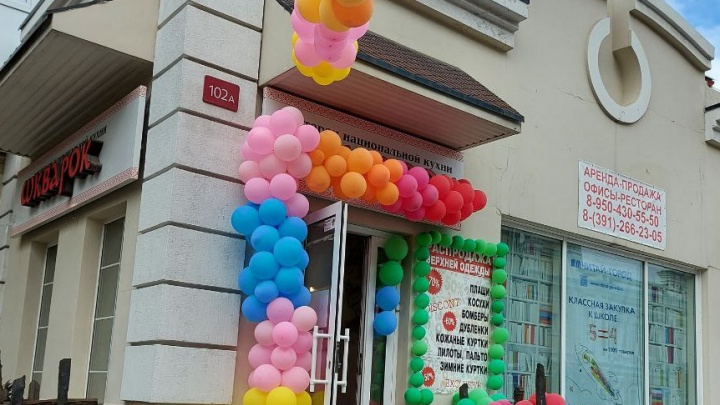 Продавцы «дешевой одежды» в Красноярске прикрутили скотчем рупор к столбу: реклама орала на весь проспект Мира