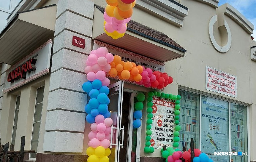 Продавцы «дешевой одежды» в Красноярске прикрутили скотчем рупор к столбу: реклама орала на весь проспект Мира