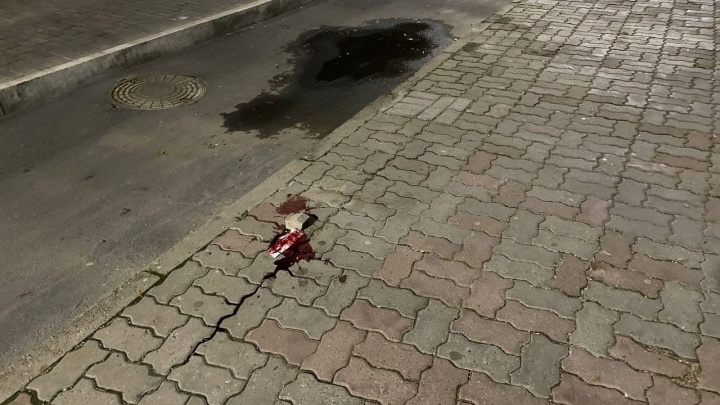 В Краснодаре на улице Красной помощник судьи выпал из окна и погиб