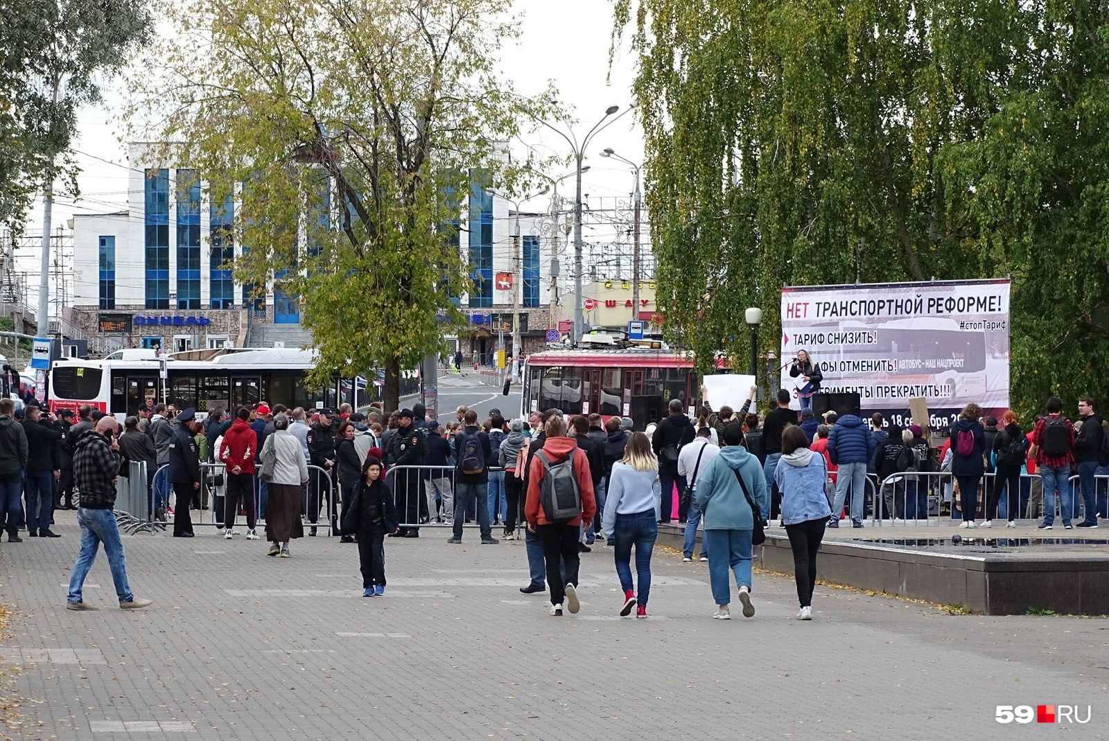 На митинге было примерно 70–80 человек На митинге было примерно 70–80 человек