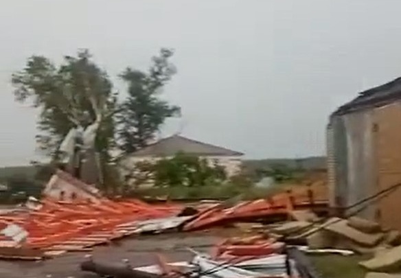 Ураган снес крышу с пожарной части в Челябинской области