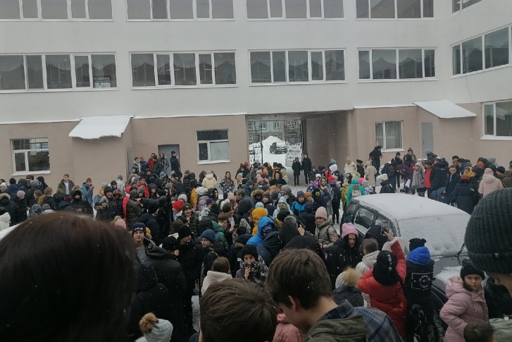 Школьников не пускали в здание Школьников не пускали в здание