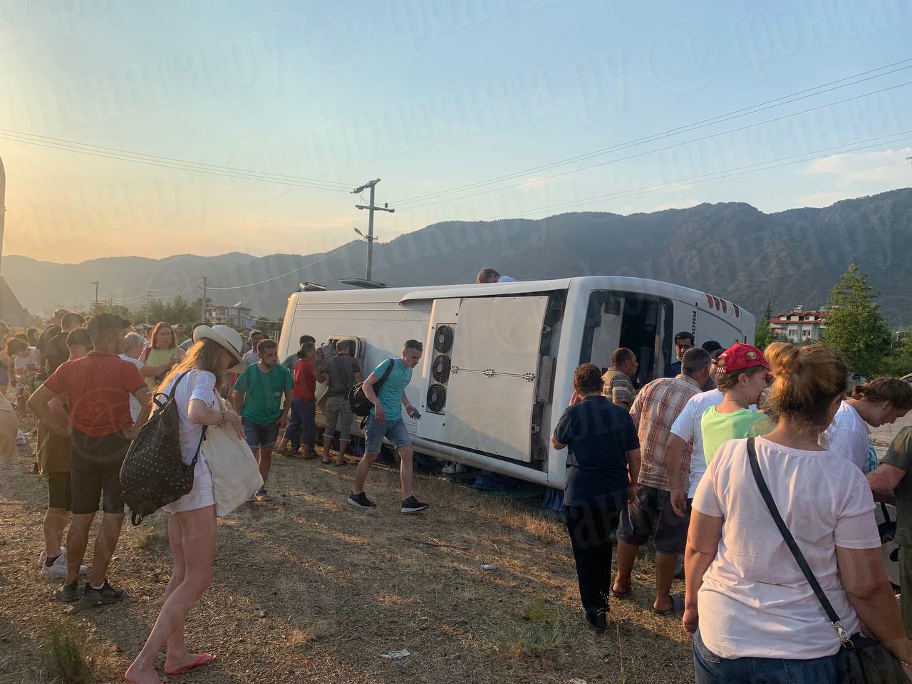 «Водитель поехал на красный свет». В Турции перевернулся автобус с туристами, врезавшись в бетономешалку