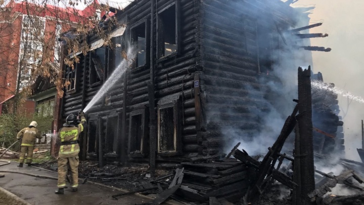 В центре Перми снова пожар: сгорела двухэтажка на Разгуляе