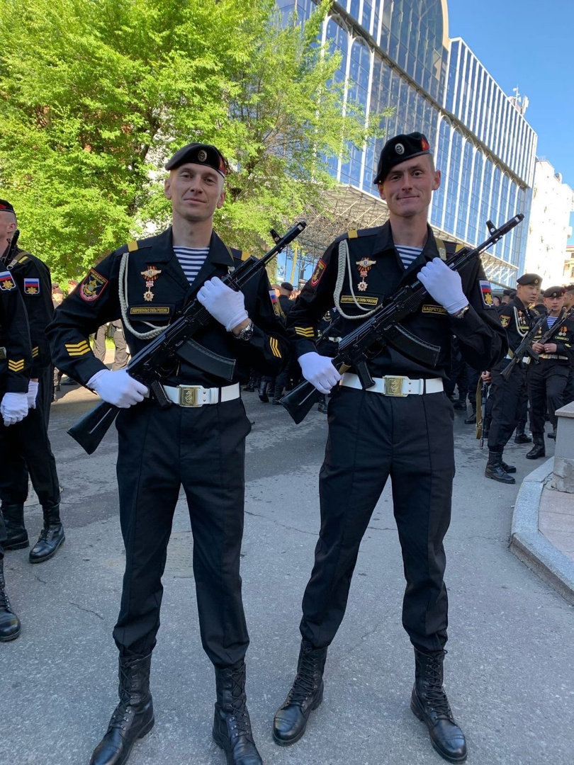 Дмитрий Данилов (слева) на параде Победы