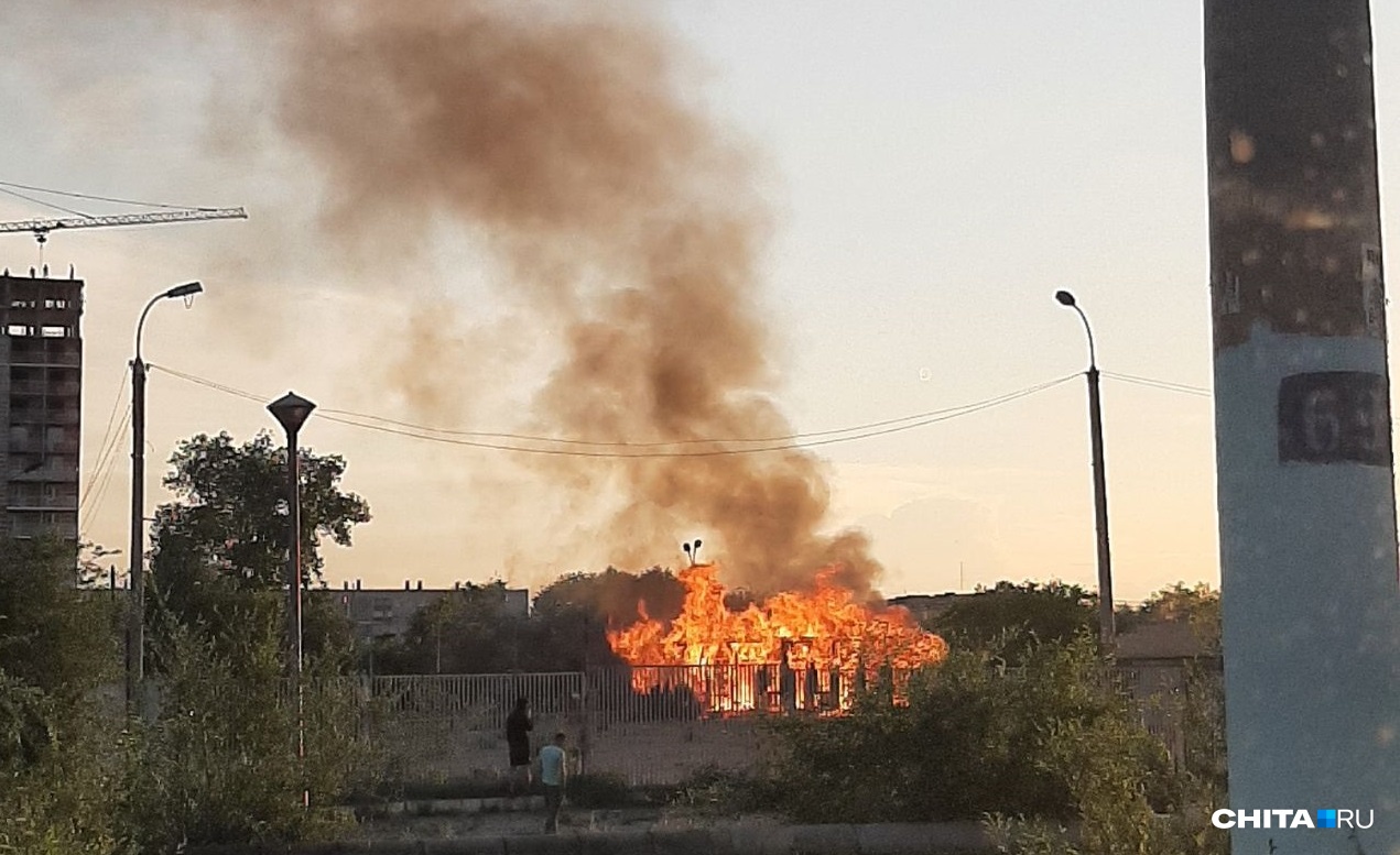 Постройка на заброшенной территории цирка в Чите сгорела вечером 10 июня